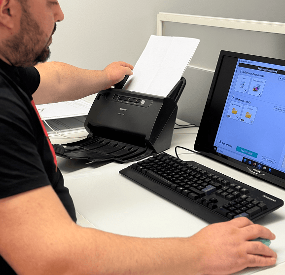 Persona che usa stampante/scanner